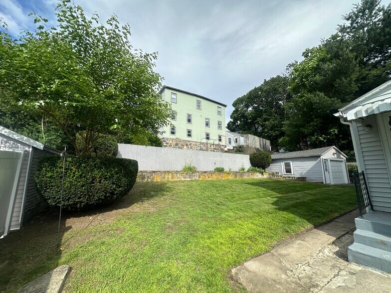 Professionally maintained common lawn - 9 Buxton Ct