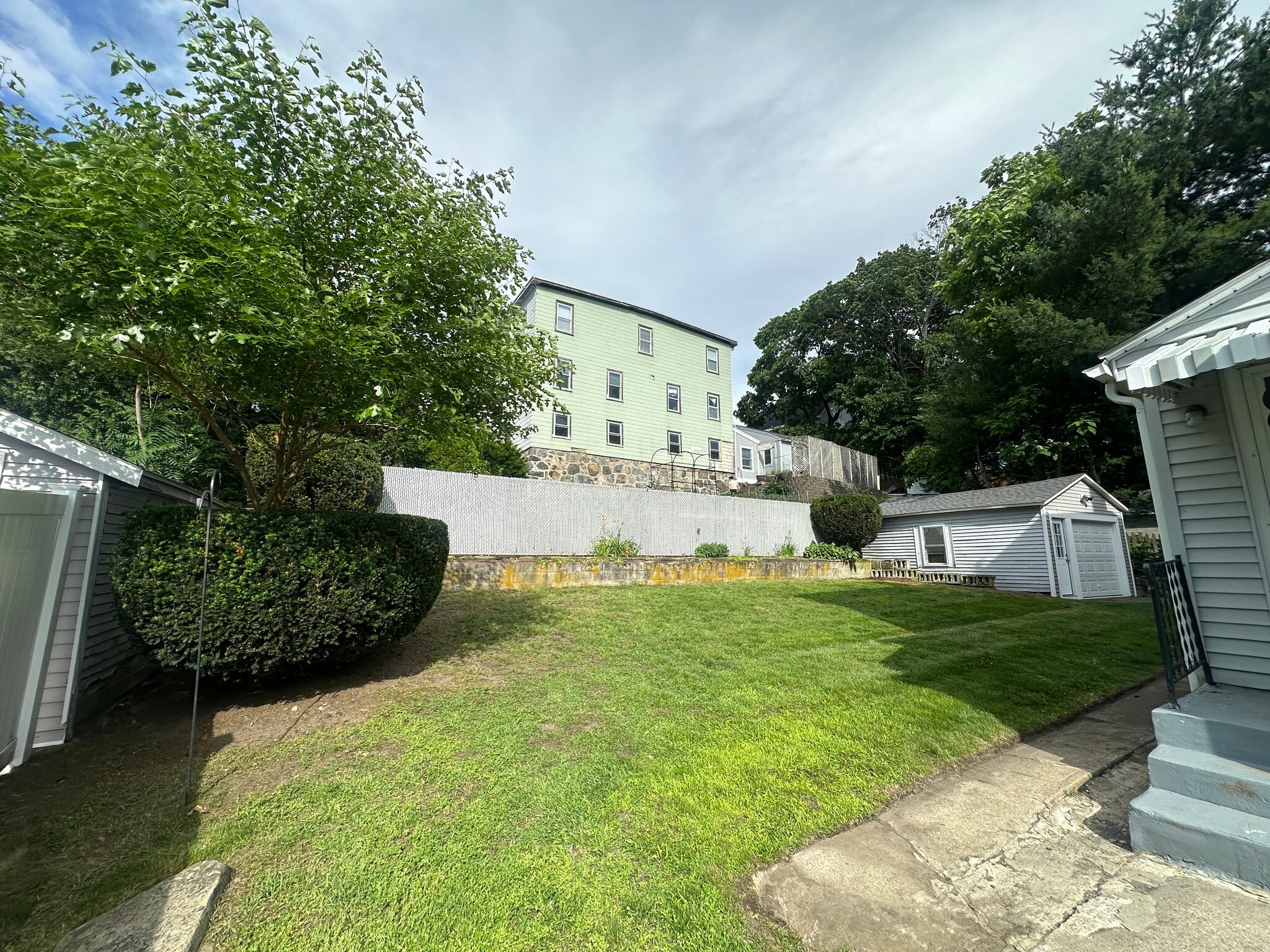 Professionally maintained common lawn - 9 Buxton Ct