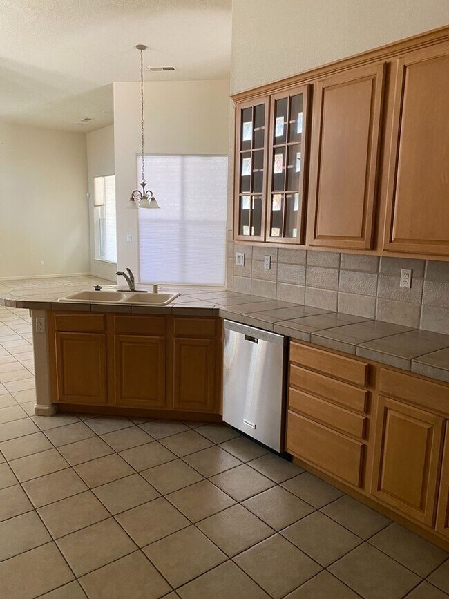 Building Photo - Beautiful 4 bedroom 3.75 bath in gated com...