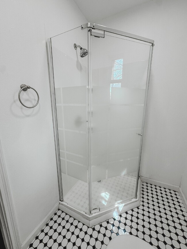 Building Photo - Cute 2/2 with lots of character!