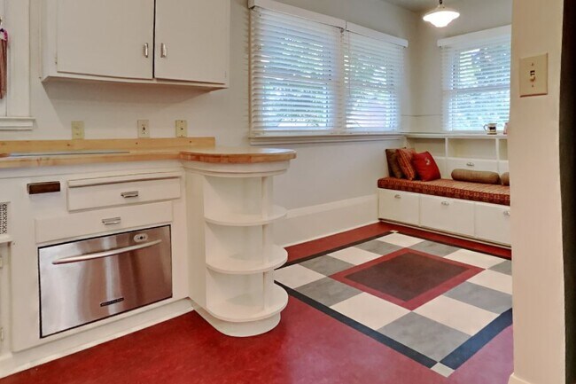 Building Photo - Charming Lank Park Bungalow