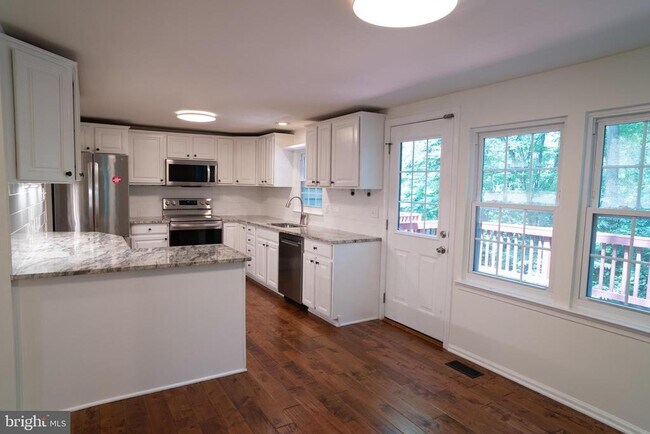 Building Photo - 10100 Walnut Wood Ct