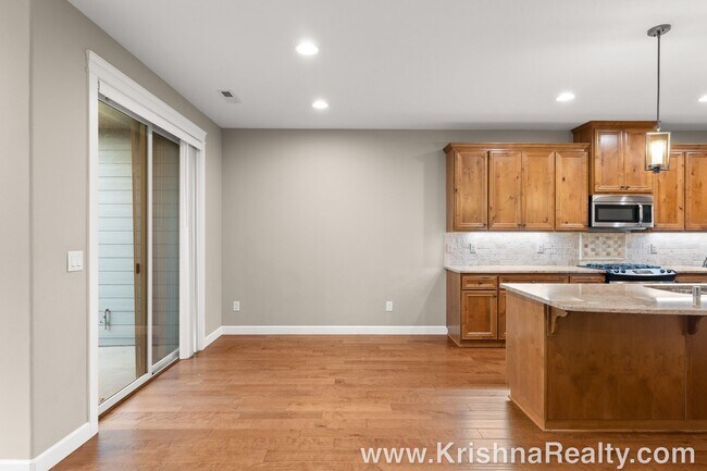 Building Photo - 4 Bedroom 3 Bath Upscale Luxury Fishers Landing Townhome