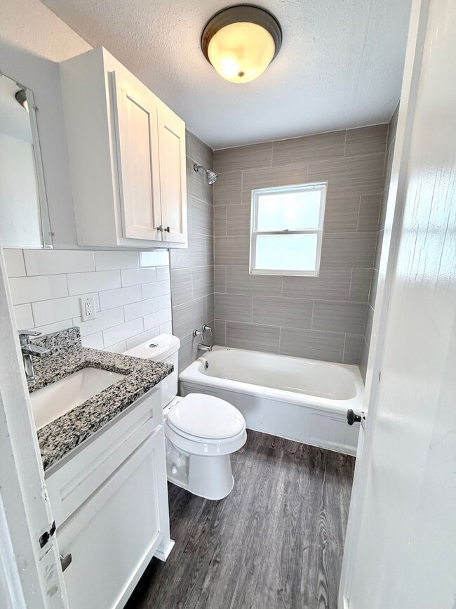 Building Photo - Updated Studio Home in Lyons Park Neighborhood!!