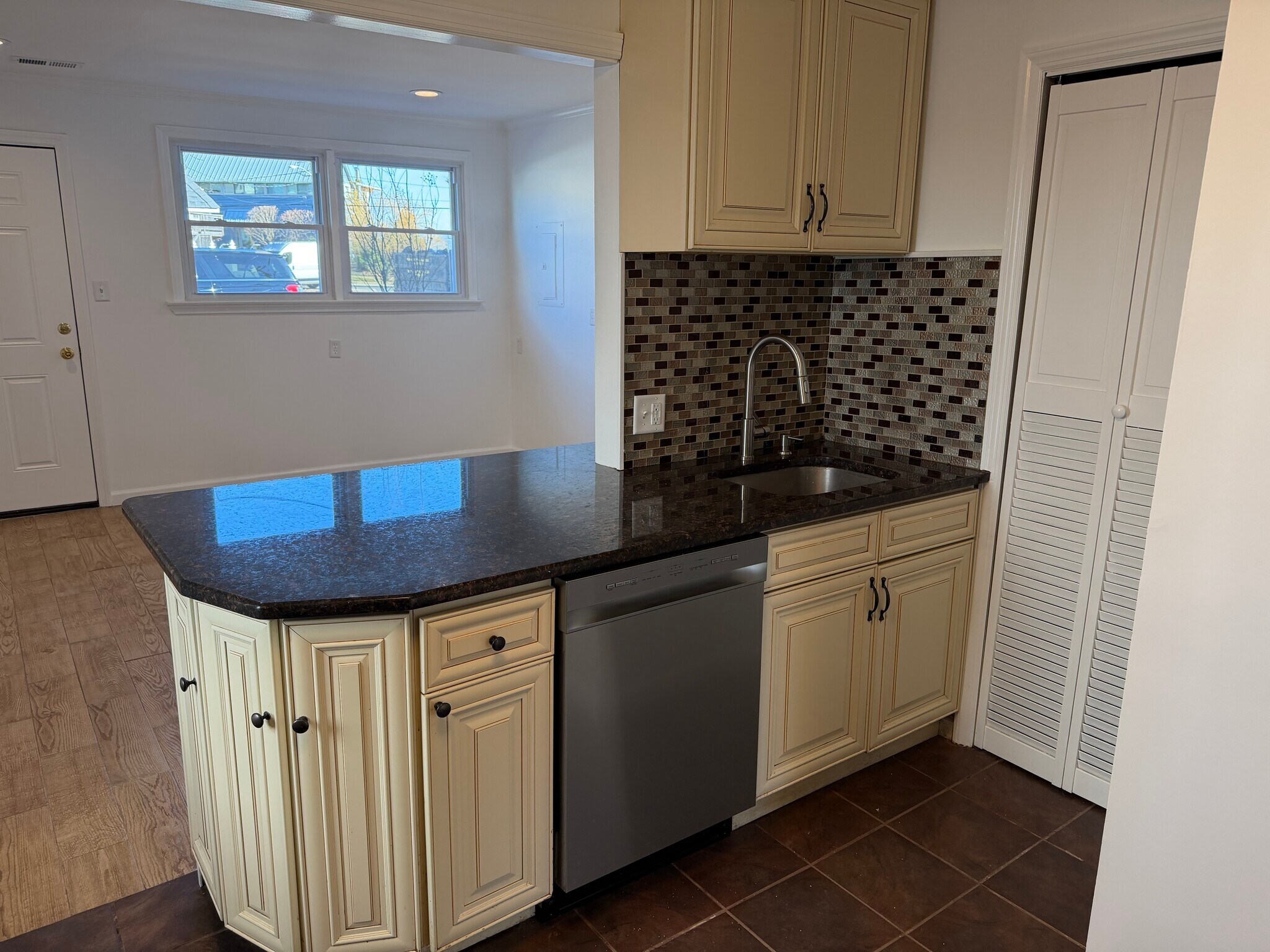 Building Photo - 65 Bay Ave