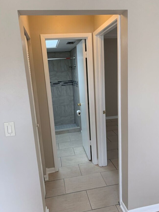 Building Photo - Upgraded 1 Bedroom Top Floor Unit in Winte...