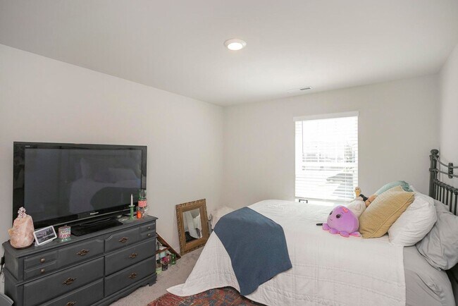 Building Photo - 517 Swanholme Dr