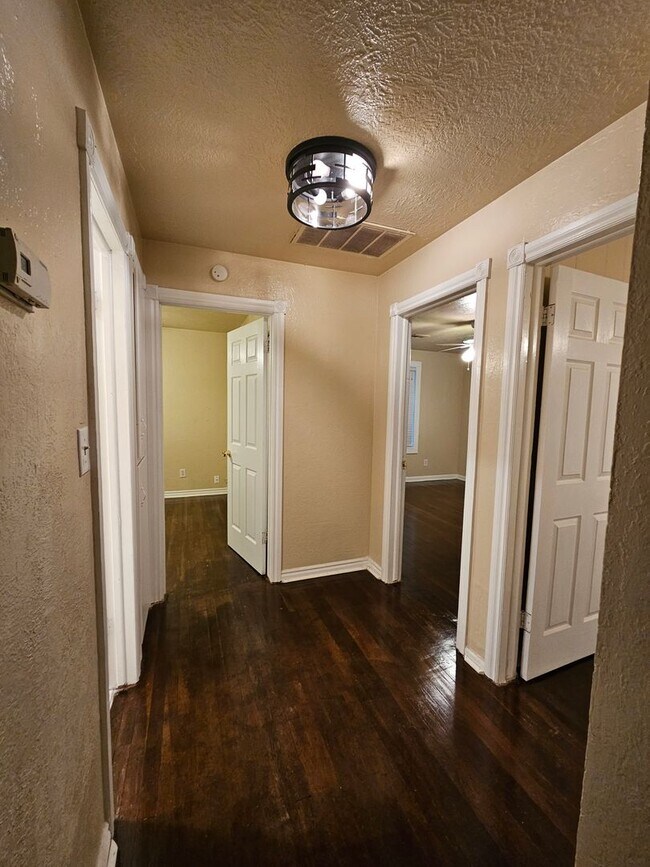 Building Photo - (4) Bed/(2) Bath Close to Campus! Avail NOW!