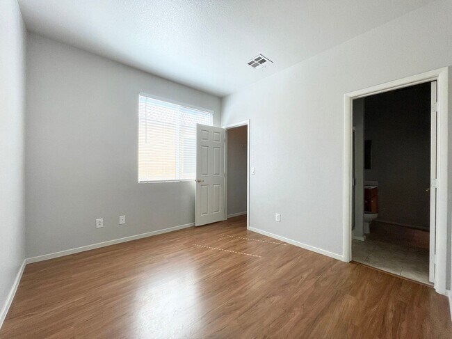 Building Photo - Beautiful 2 story 3 car garage single fami...