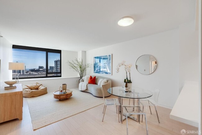 Building Photo - 260 King St