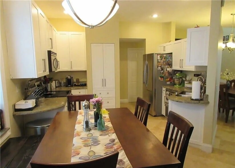 Building Photo - 9748 NW 1st Mnr