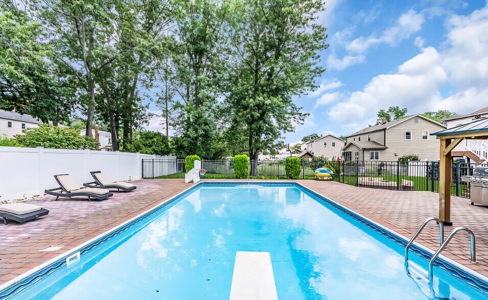 Building Photo - 15 Windsor Rd