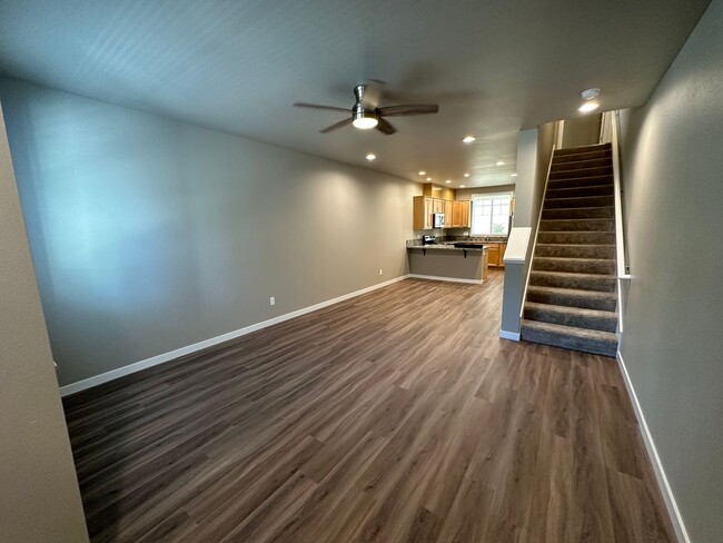 Building Photo - New 5 Bedroom / 5.5 Bath Townhome w/ A/C i...