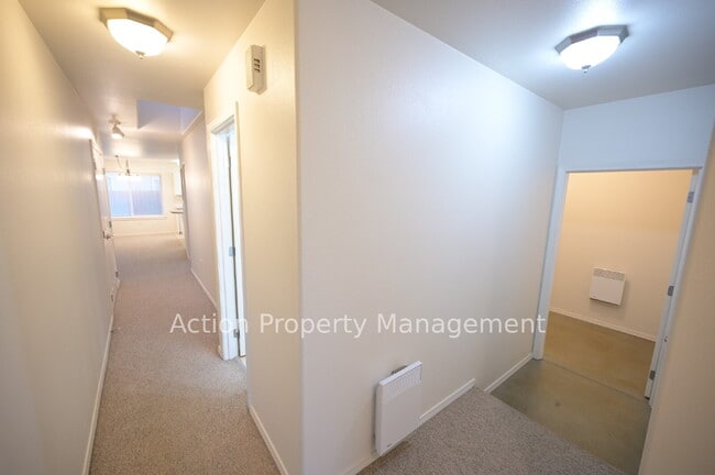 Building Photo - 2 bed, 2 bath, 1 car garage in a 4-plex, in Sequim