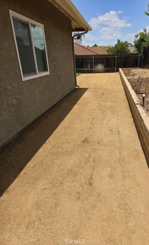 Building Photo - 14253 Meadowlands Dr