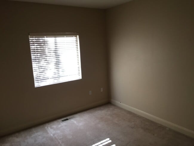 Building Photo - 700 N Main St