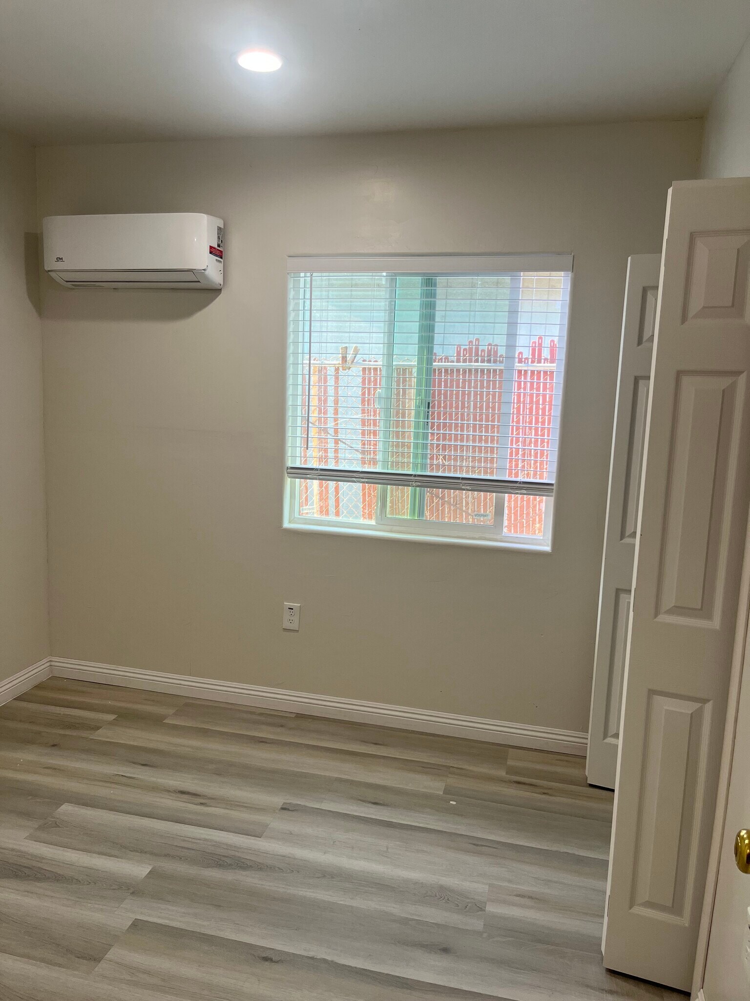 Building Photo - 1117 N Sycamore Ave