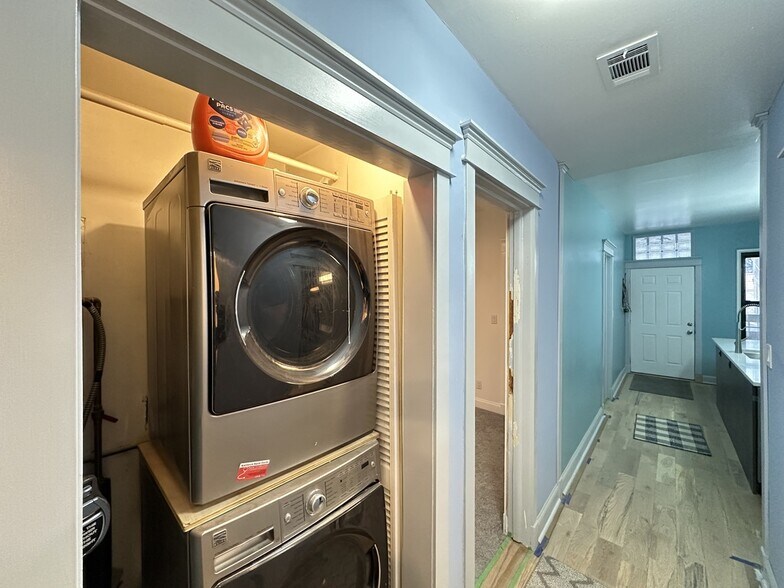 Building Photo - 3245 N Lakewood Ave