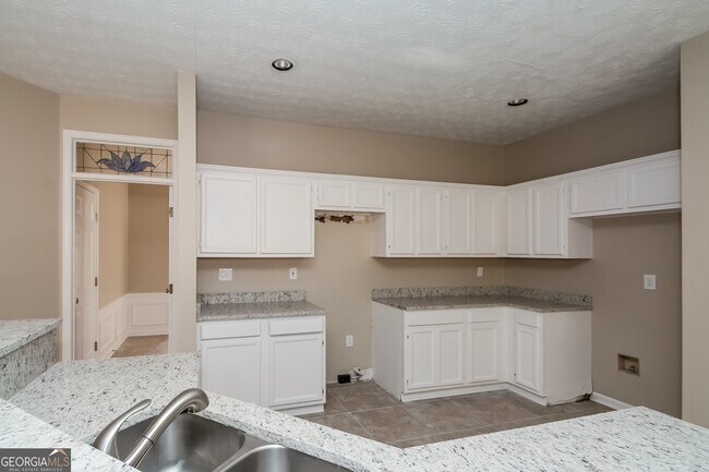 Building Photo - 8418 Waverly Dr