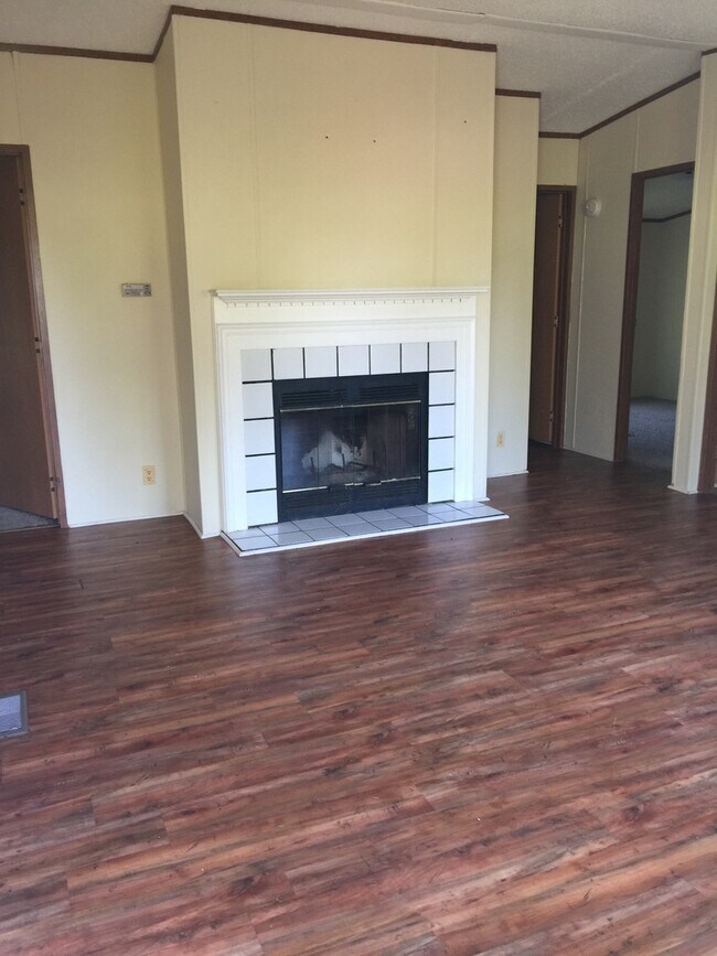 Building Photo - 3 Bedroom and 2 Bathroom Mobile home in the Tanglewood area