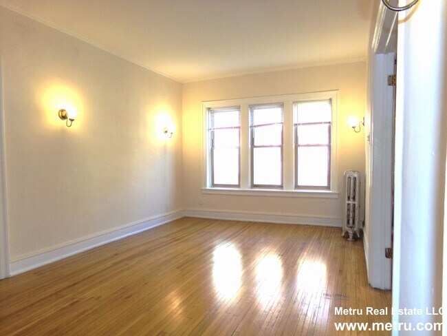Primary Photo - 1328 W Estes Ave
