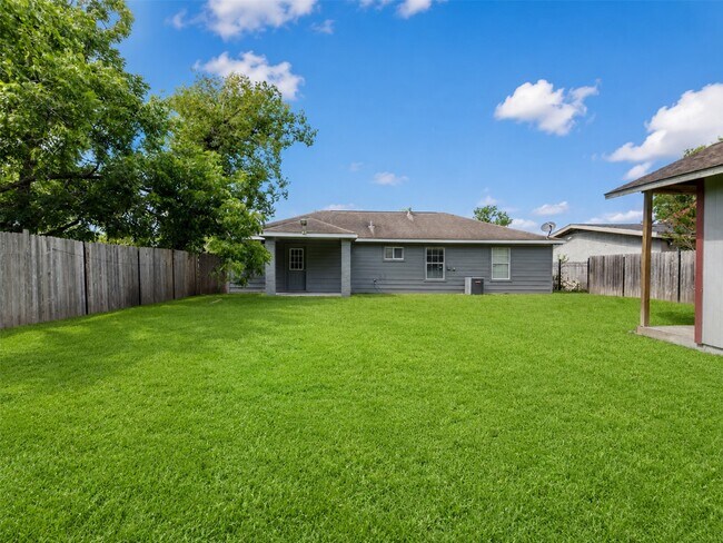Building Photo - 4930 Holloway Dr