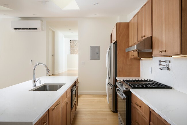 Building Photo - 1320 N La Salle Dr