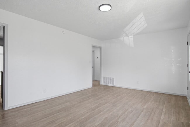 Building Photo - 549 E Ercoupe Dr