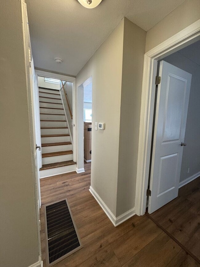 Building Photo - Available Now - 2552_RENWOOD