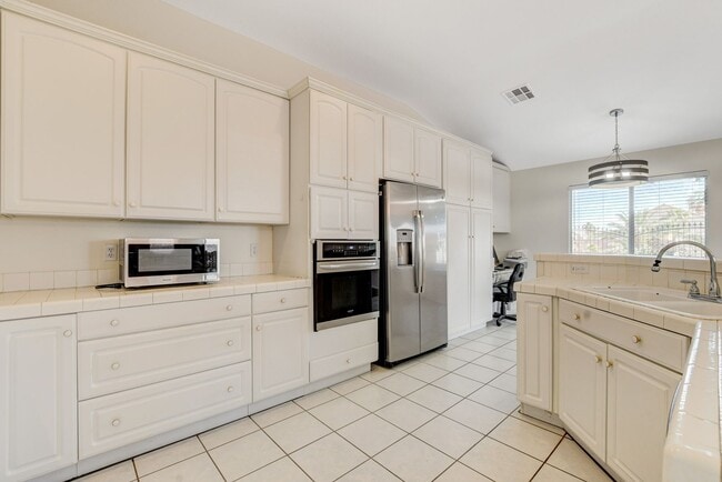 Building Photo - Beautiful Ranch Style Single Story w/Pool & View of the Las Vegas Strip