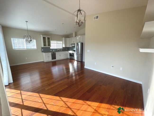 Building Photo - Charming 2BD/1BA Upper-Unit in Broadmoor Village – Daly City