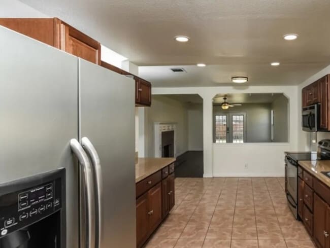 Building Photo - 4-Bedroom, 2-Bath Home in Carriage Hills N...