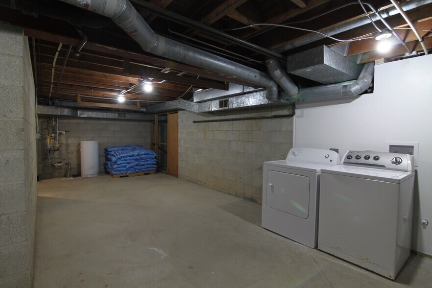 Building Photo - 853 Thackeray Trl