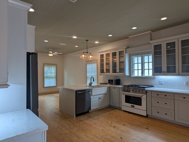 Building Photo - Stunning Fully Renovated 3-Bedroom, 2-Bathroom Cottage-Style Home