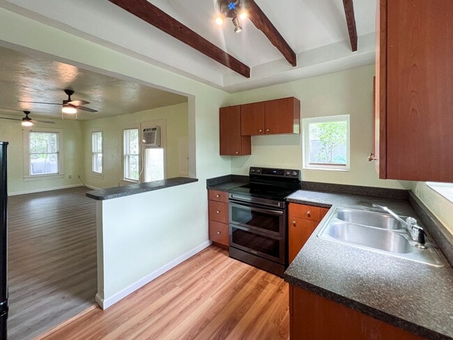 Building Photo - 2BR/1BA Pet Friendly Cottage off Waldo Roa...