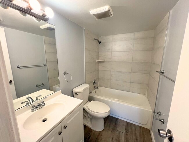 Building Photo - 843 Twin Lakes Dr