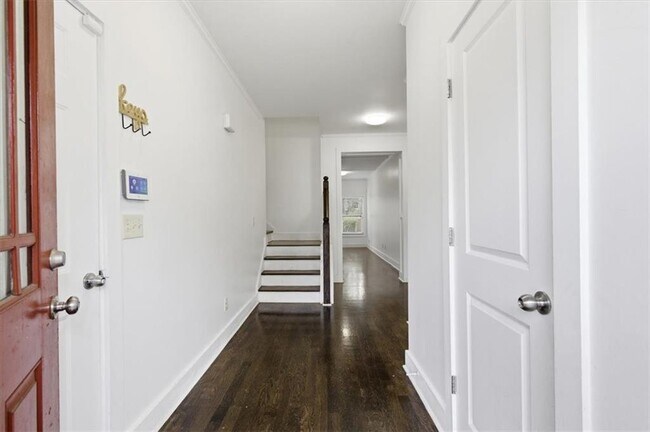 Building Photo - 1076 N Village Dr