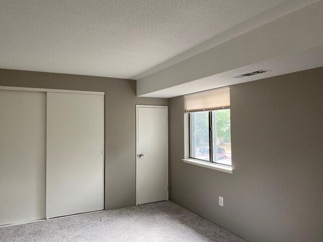 Building Photo - 8 Village Hill Ln