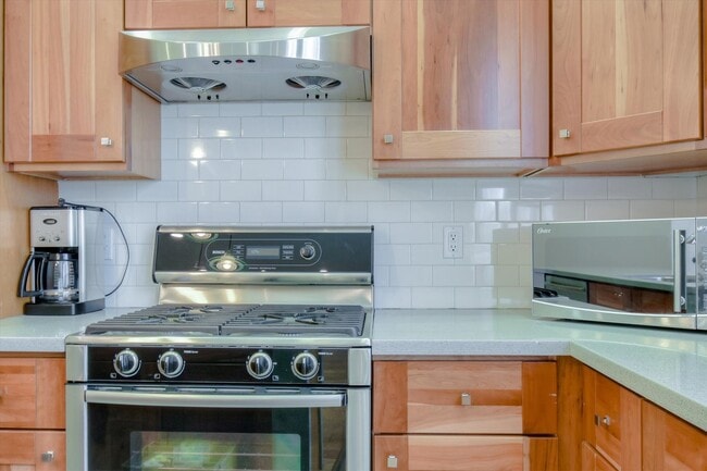 Building Photo - Completely Renovated Top Floor Unit in Vic...