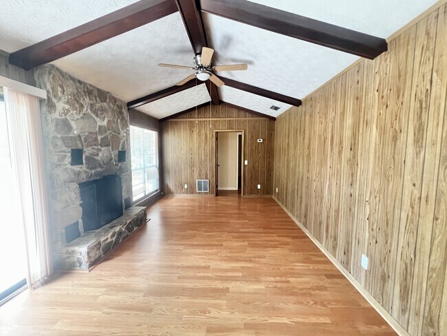 Building Photo - 5391 Golf Course Dr