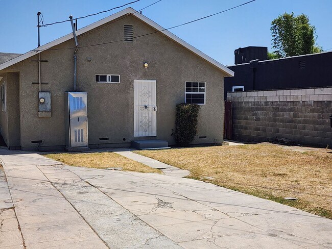 Building Photo - Charming 3 Bedroom / 2 Bathroom Home with ...