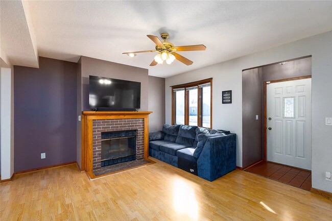 Building Photo - 5-Bedroom, 2-Bath Rental Home in Urbandale...