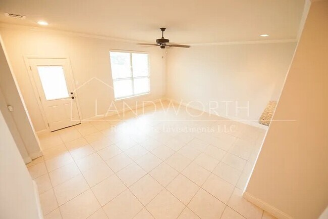 Building Photo - 3 bed 2.5 bath Beautiful Property