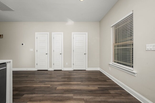 Building Photo - 555 Gresham Ln