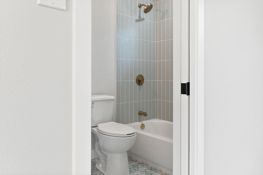 Building Photo - 2051 E Harding St