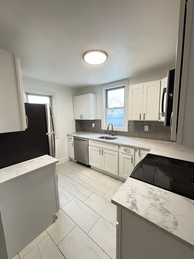 Building Photo - 409 E Washington Ave