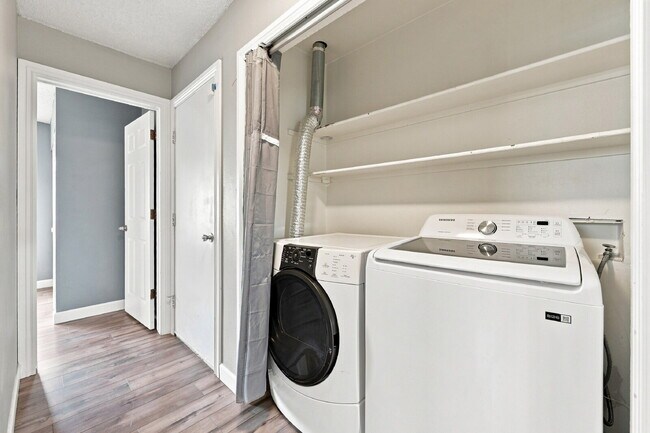 Building Photo - $2,145.95 - 3-bed, 2-bath located in Colorado Springs with a Washer and Dryer.