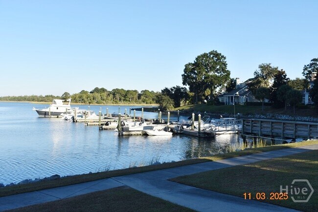 Building Photo - 10 Piper's Pond Ln