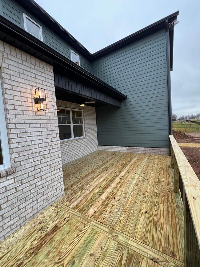 Building Photo - Clarksville Luxury home