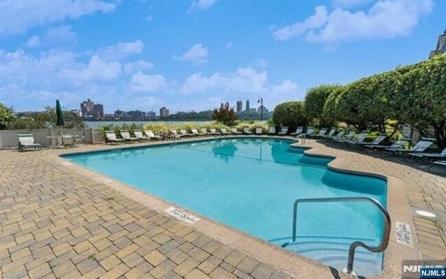 Building Photo - 200 Grand Cove Way